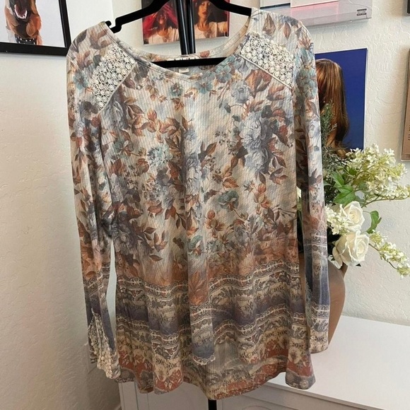 Elegant Floral Long Sleeve Tunic - Picture 4 of 4